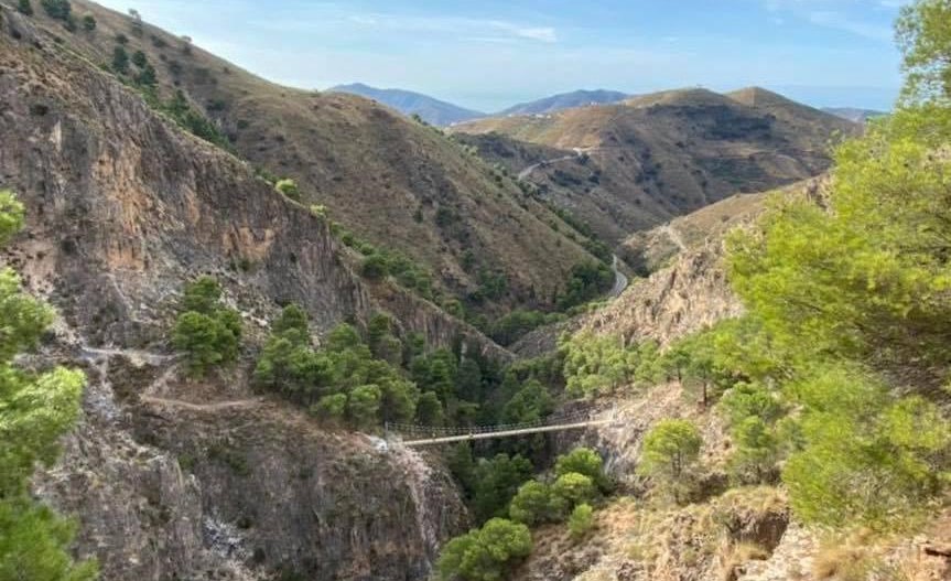 Besøg en af de længste hængebroer i Spanien